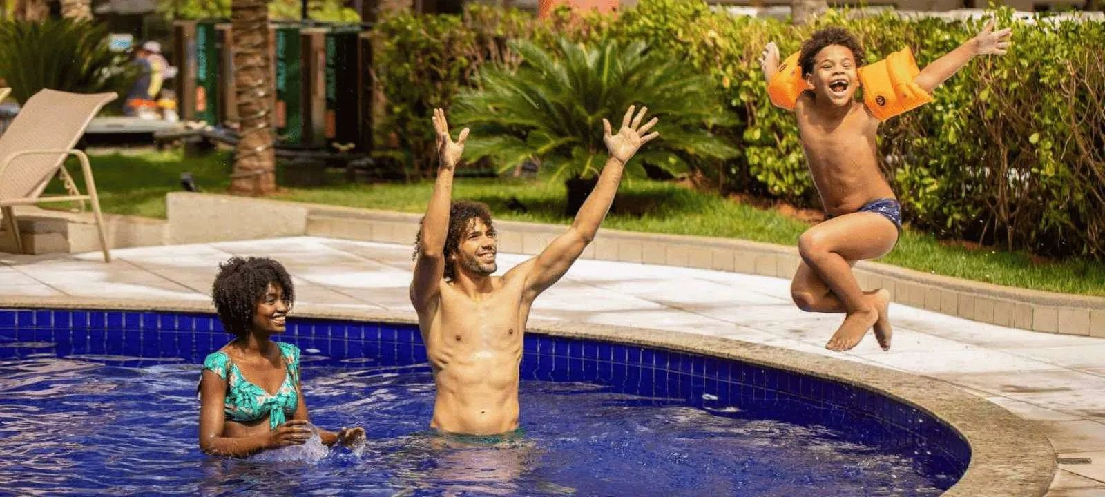 Hóspedes se divertindo na piscina do hotel