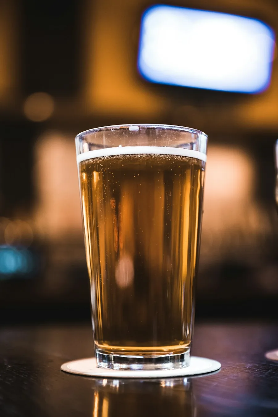 Copo de cerveja gelada no balcão do bar