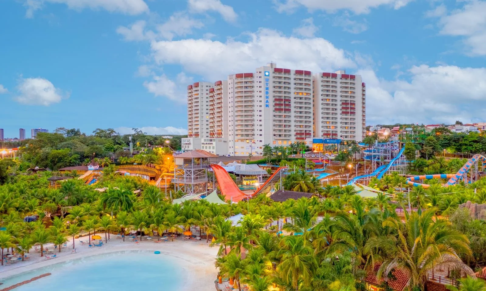 Vista do Wyndham Olímpia Royal Hotels com o parque aquático ao fundo