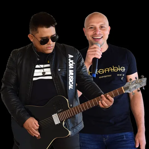 Dupla Joan Neto e Daniel com guitarra e microfone