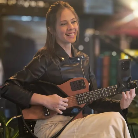 Cantora da Polivox tocando violão