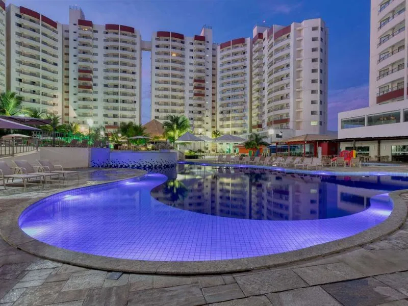 Piscinas do hotel iluminadas à noite