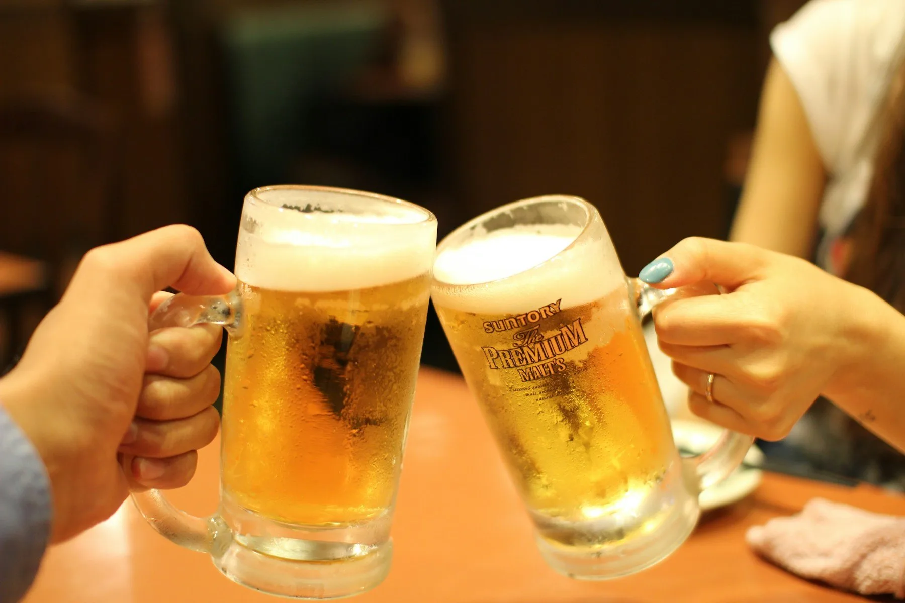 Brinde com canecas de chope