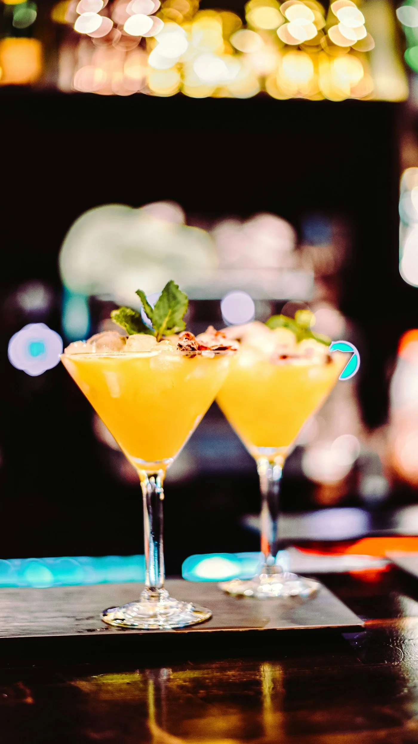 Dois drinks gelados no bar