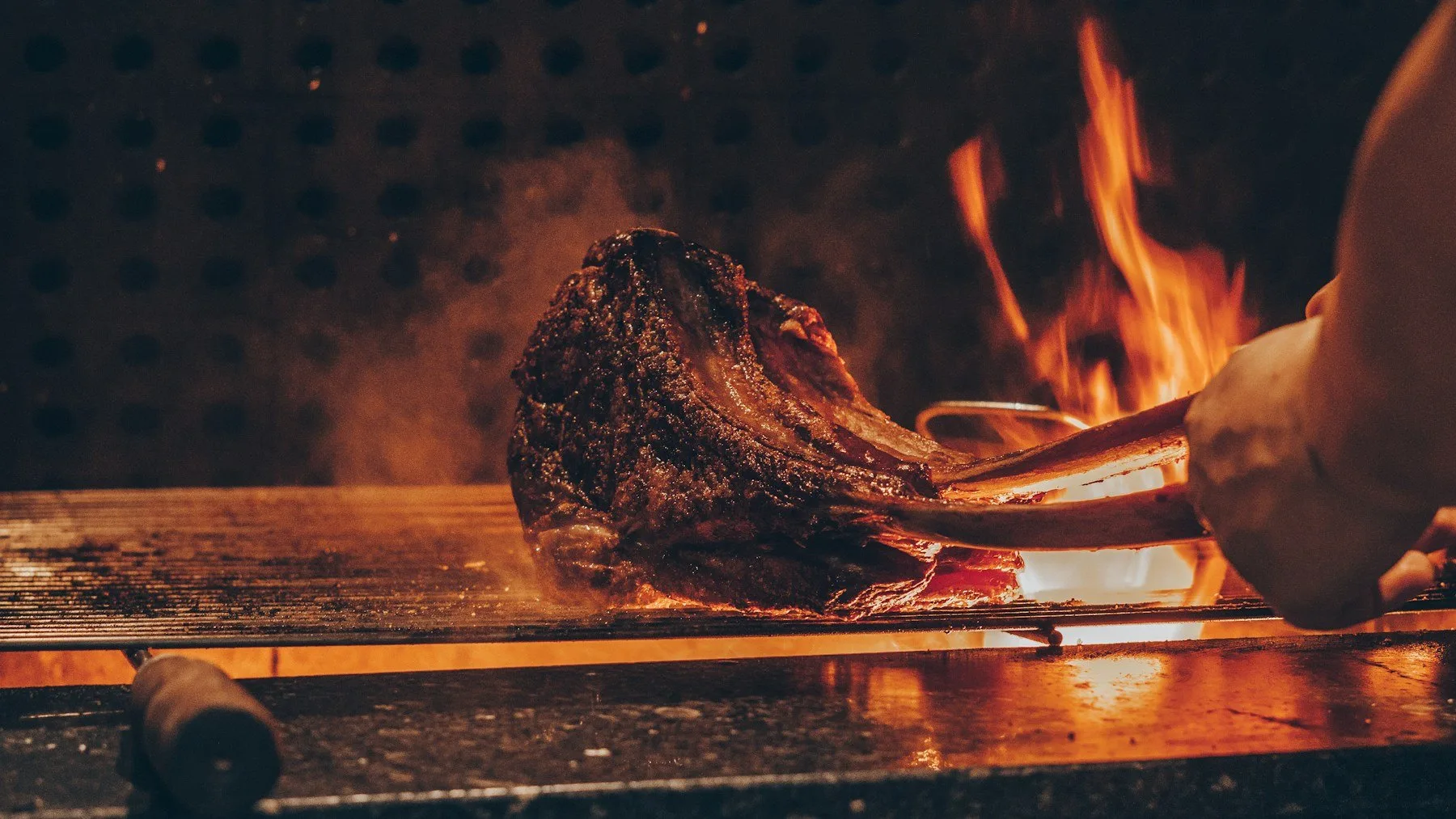Carne na brasa com chamas na grelha