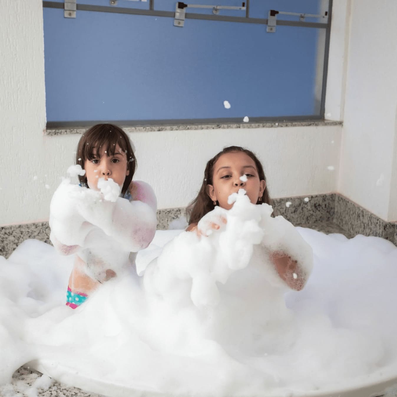 Crianças se divertindo na banheira da suíte no hotel Whyndham em Olímpia