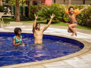 Família na piscina do hotel Whyndam em Olímpia